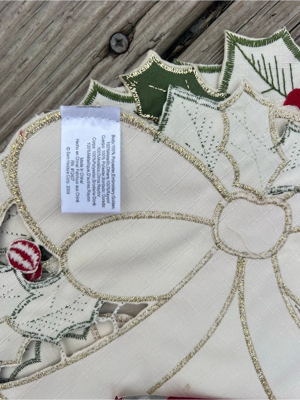 Bed Bath & Beyond Red and White Holiday Appliqué 4 placements